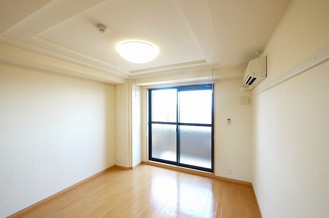 居室・リビング　こちらの居間で趣味の時間をお楽しみください