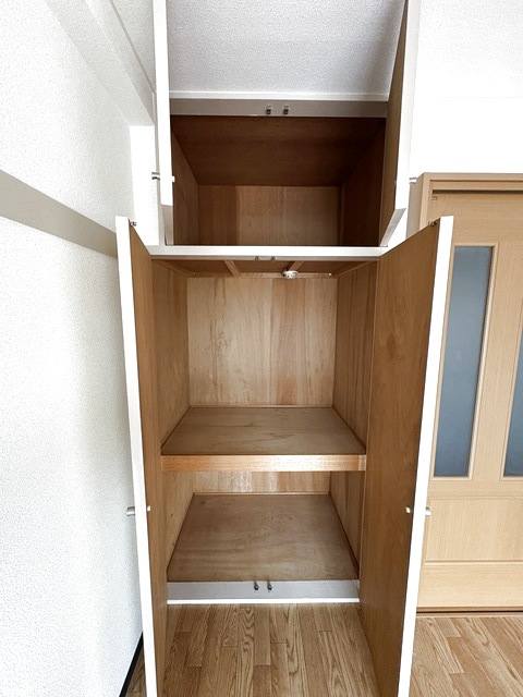 収納　掃除用品も十分に入るスペースですね♪