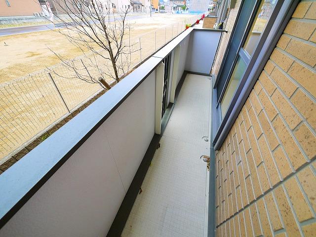 バルコニー　外からの目が気にならないバルコニーで洗濯物が干せます