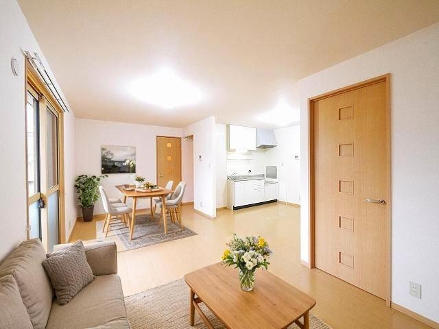 居室・リビング　CGで家具等を配置したもので家具等は含まれません