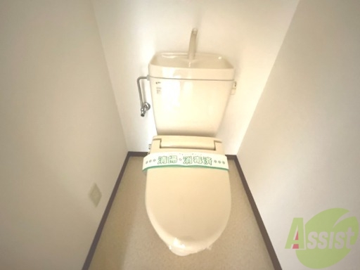 トイレ　こちらがトイレです。広くて清潔感がありますね。