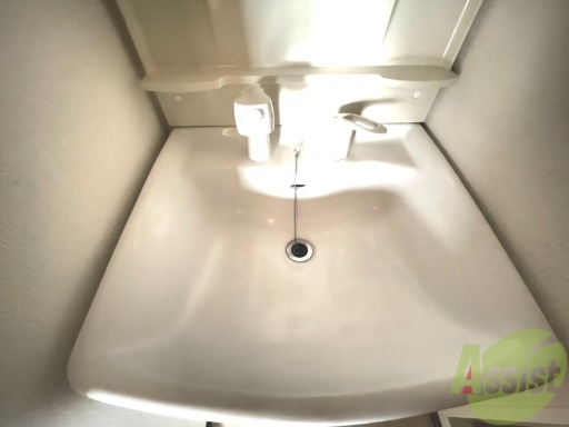 洗面設備　独立洗面台になります。身支度もこちらで整えられますね。