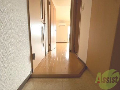 玄関　こちらが玄関です。明るく開放感があります。