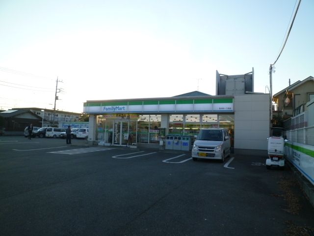 コンビニ　ファミリーマート（コンビニ）まで500m