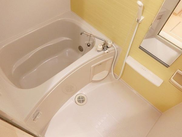 バス・シャワールーム　浴室乾燥機、追い焚き機能付きバス！