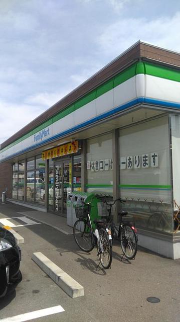 コンビニ　ファミリーマート岩出川尻店（コンビニ）まで732m