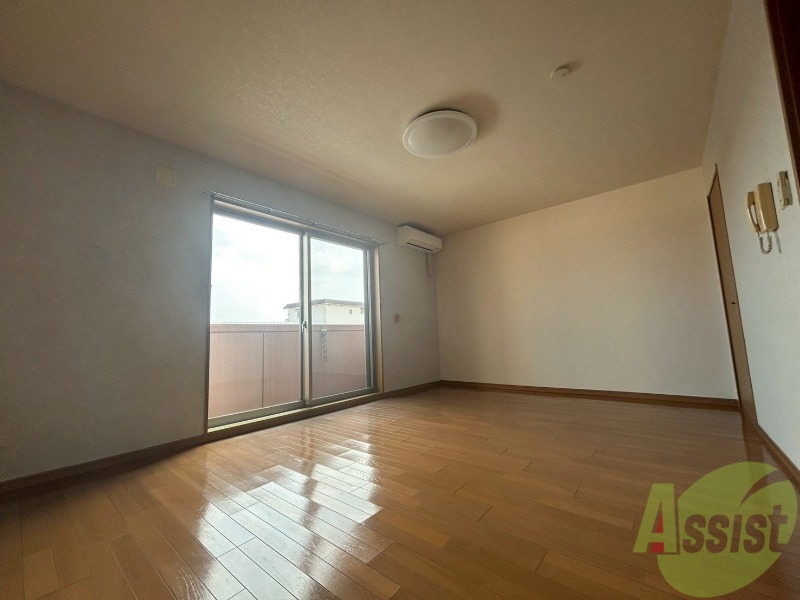 居室・リビング　１０．５帖の洋室です。シンプルで開放感があります。