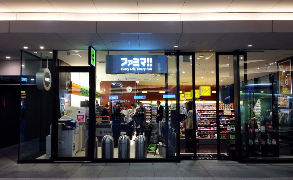 コンビニ　ファミリーマートお茶の水店（コンビニ）まで252m