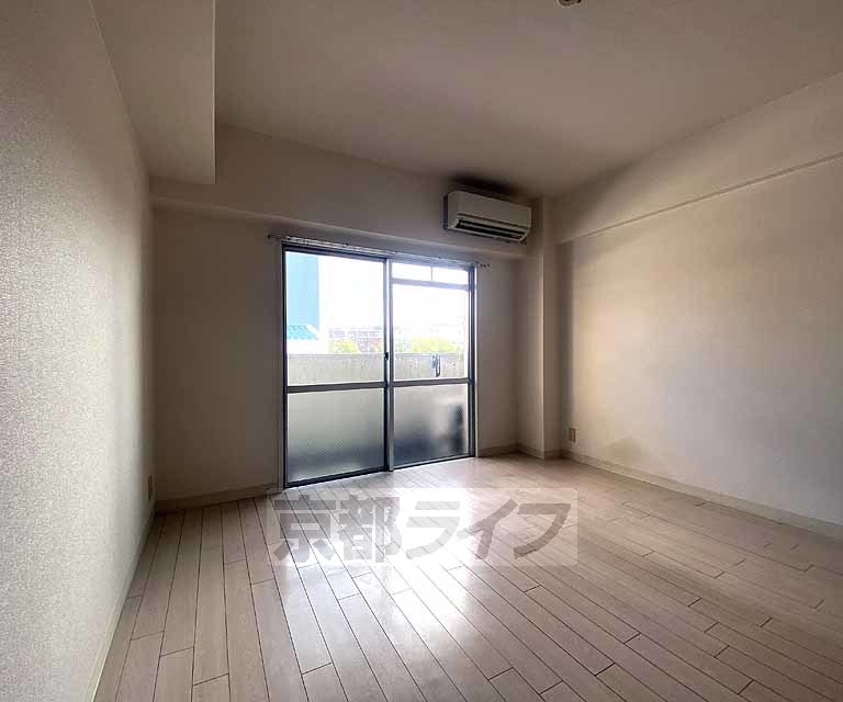 居室・リビング　落ち着いた雰囲気のお部屋です