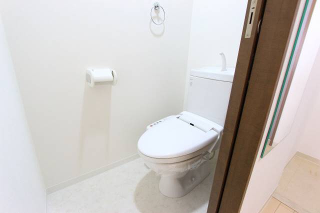 トイレ　引戸が嬉しい個室トイレです