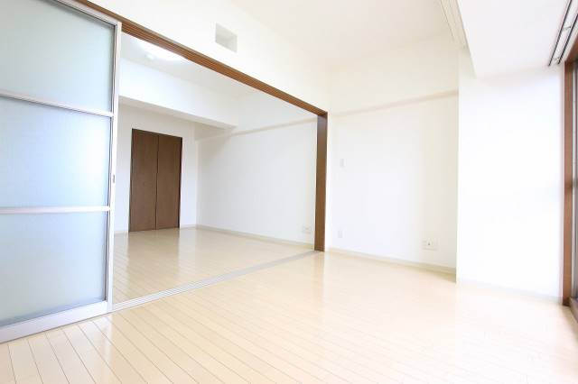 その他部屋・スペース　間の引戸はすりガラスなのでオシャレですね