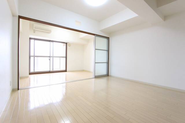 居室・リビング　清潔感のある白いフローリングです