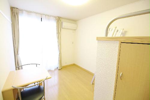 居室・リビング　採光面は西向きのお部屋です☆