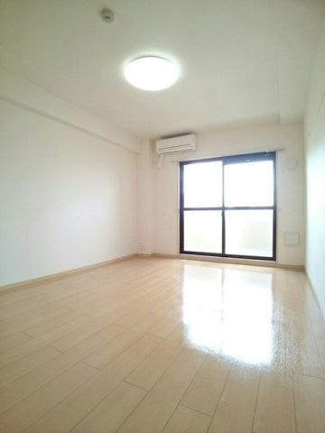 居室・リビング　明るい洋室です