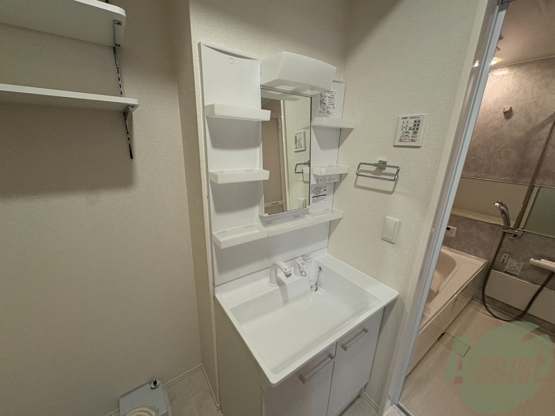 洗面設備　洗面台はこちら、広々して使いやすそうですね。