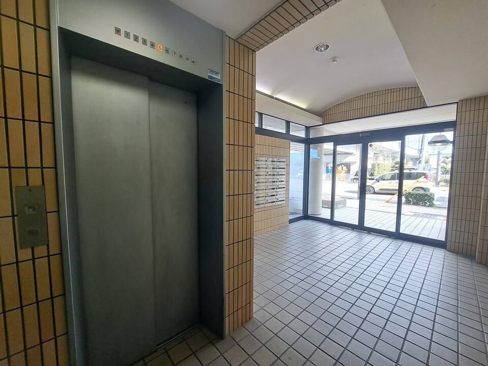 エントランス　エレベーター