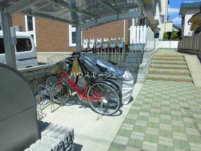 その他　屋根付き駐輪場あります。