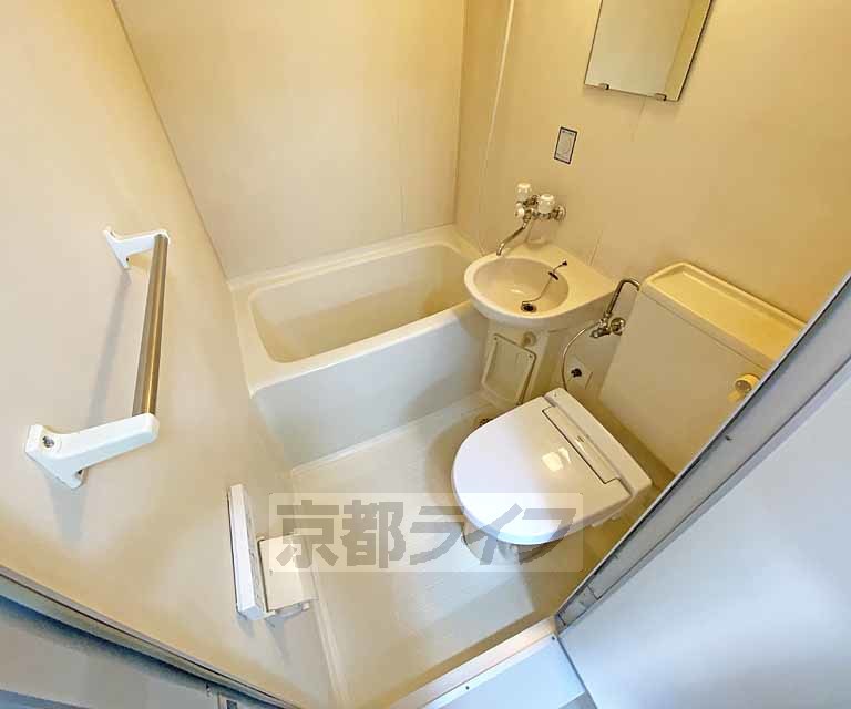 バス・シャワールーム　少し広めのユニットバスになります