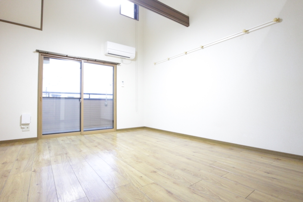 居室・リビング　天井が高く開放感のあるお部屋