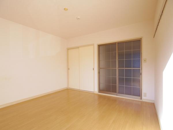 居室・リビング　ガラス戸で光を遮らず明るいお部屋です♪※同間取り別室