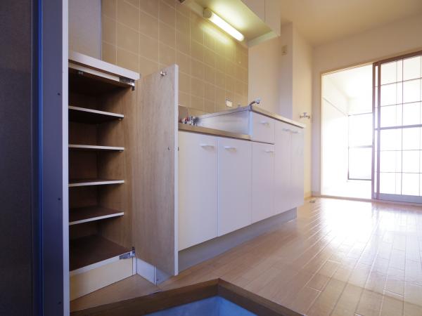 玄関　備付けシューズBOXもございます！※同間取り別室