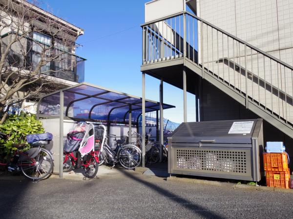 その他共有部分　屋根付き駐輪場と蓋付きゴミ置場です！