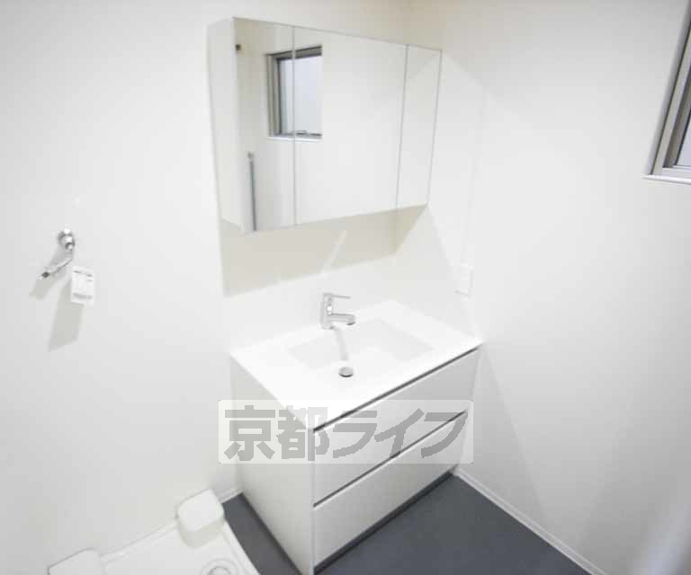 洗面設備　窓付きの洗面所。大きめ鏡がスタイリッシュ