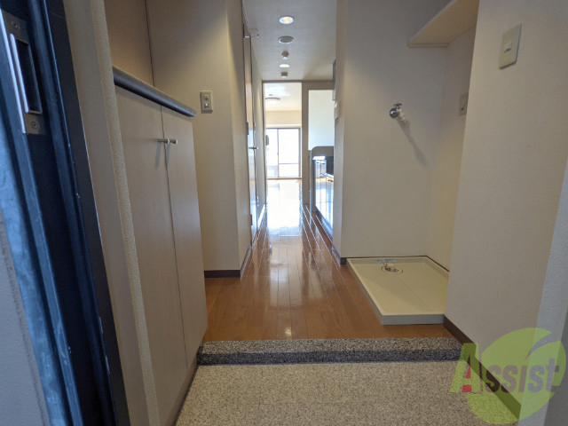 玄関　玄関から見たお部屋です。リビングから日が射し明るいですね。