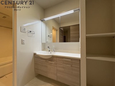 洗面設備　広々とした洗面所です。