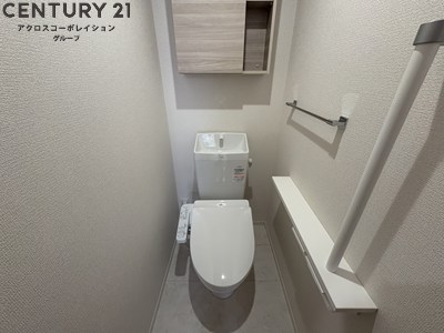 トイレ　収納スペースありのトイレです。