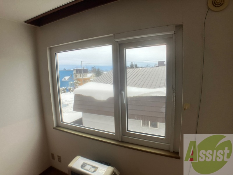 バルコニー　大きな窓がありますので風通しが良さそう。