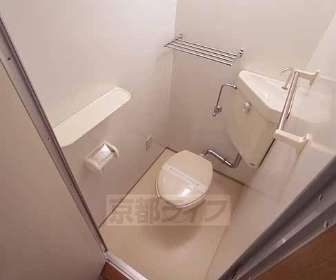 トイレ　物を置く棚がついております