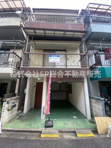 建物外観　シャッター付車庫有♪室内設備・住環境充実してます！
