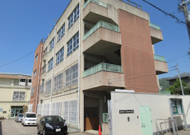 中学校　石切中学校（中学校）まで412m
