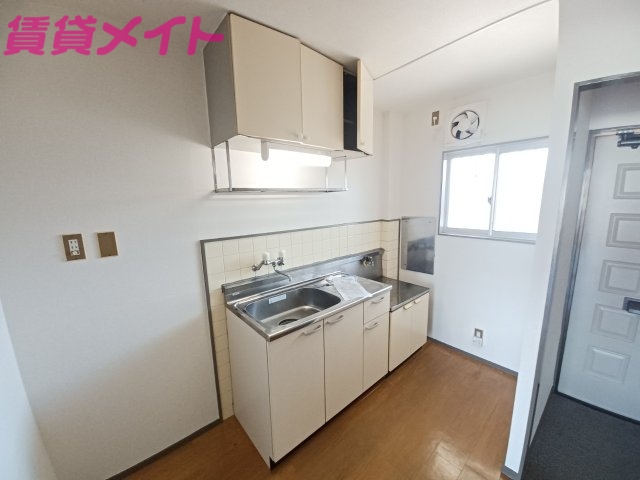 キッチン　別部屋同型反転タイプです。