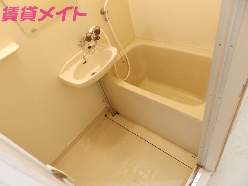 バス・シャワールーム　別部屋同型反転タイプです。