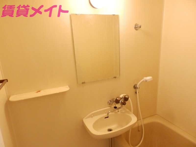 洗面設備　別部屋同型反転タイプです。