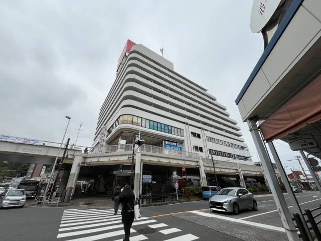 ショッピングセンター　サンビーチ追浜（ショッピングセンター）まで497m