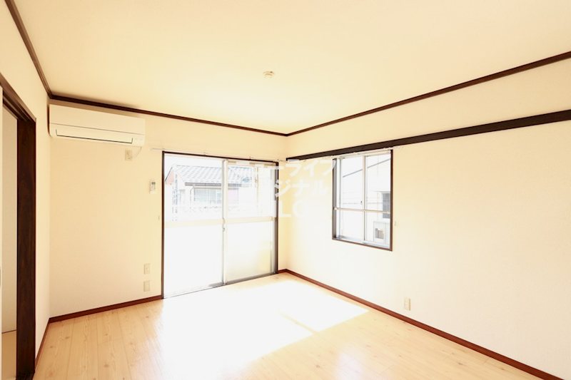 居室・リビング　洋室6.4帖　2面採光で明るい居室☆エアコン付きで快適です☆