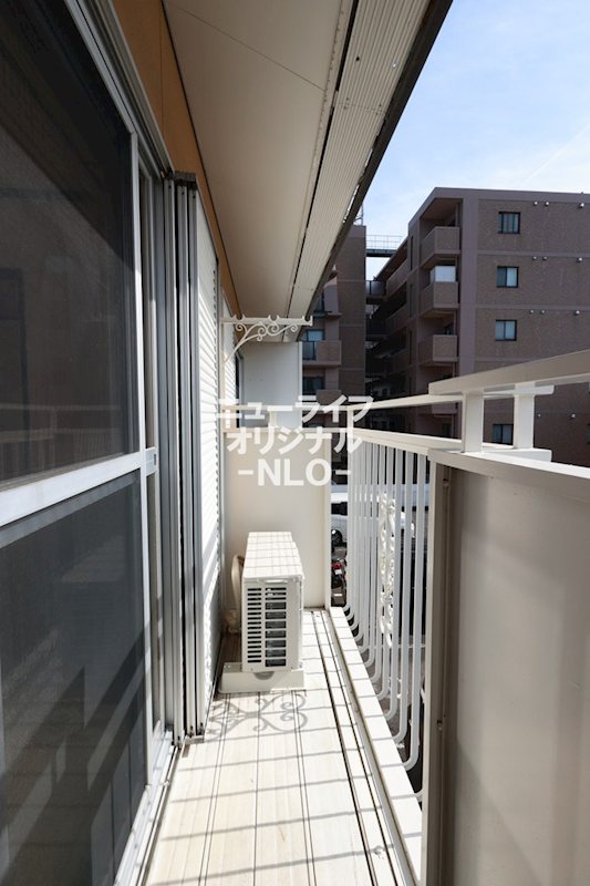 バルコニー　日当たり良好なので洗濯物もすばやく乾きそうです☆