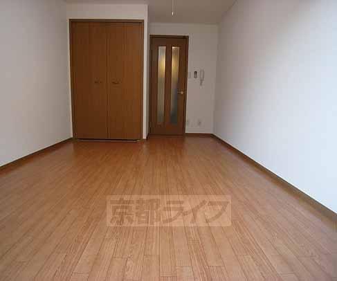 居室・リビング　広々した洋室