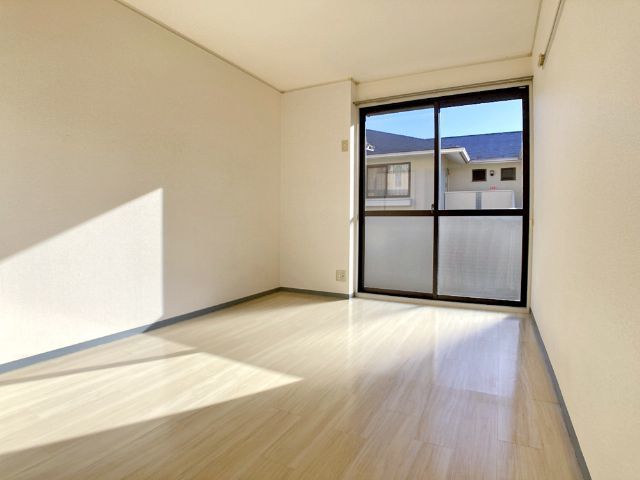 居室・リビング　※補修前の参考画像の為、設備等は現況優先。