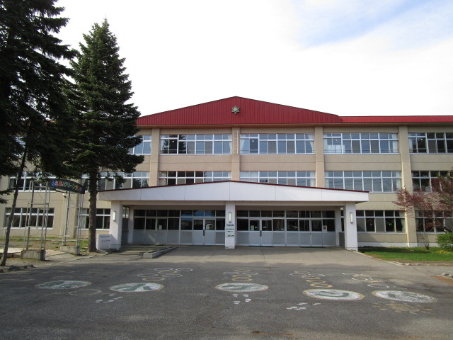 小学校　帯広市立緑丘小学校（小学校）まで410m