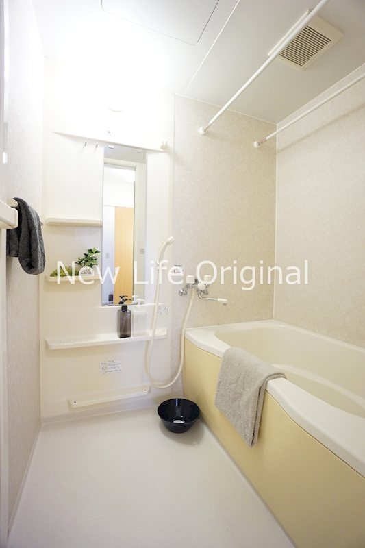 バス・シャワールーム　1日の疲れを癒す浴室は追い焚き機能付き。