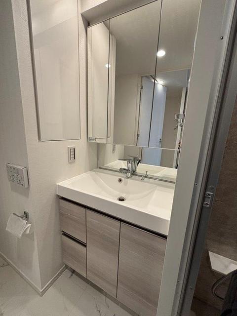 洗面設備　広々とした独立洗面化粧台