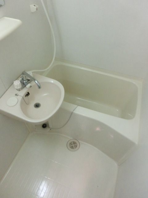 バス・シャワールーム　清潔感のあるバスルーム。