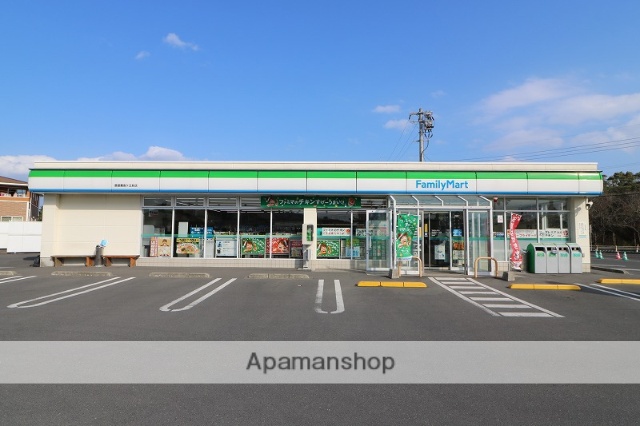 コンビニ　ファミリーマート（コンビニ）まで600m