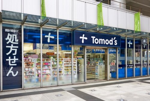 ドラックストア　トモズ トルナーレ浜町店（ドラッグストア）まで390m