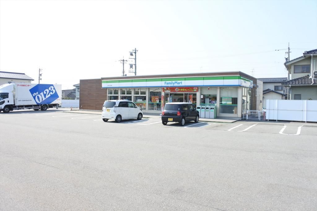 コンビニ　ファミリーマート/滑川中川原店（コンビニ）まで500m