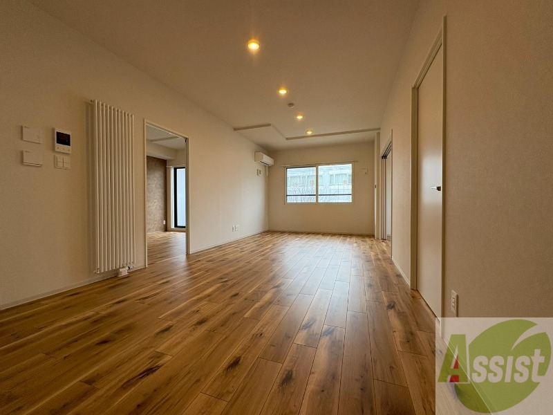 居室・リビング　木目のフローリングは落ち着きのある印象のお部屋になりますね。